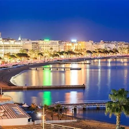 2 Bedrooms Seafront Cannes