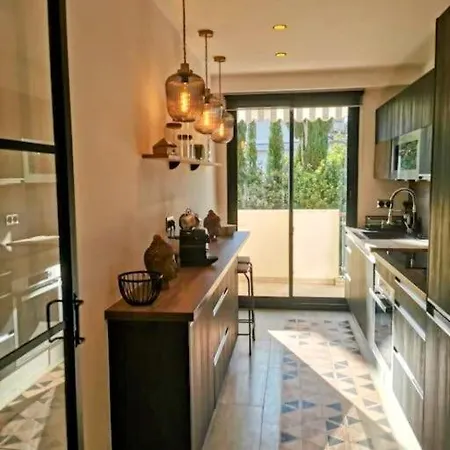 2 Bedrooms Seafront * Cannes
