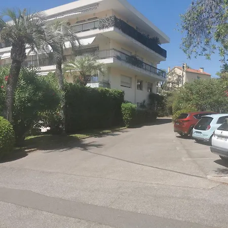 2 Bedrooms Seafront Apartment